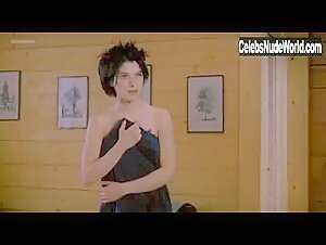 Valentina Cervi in Rien sur Robert (1999) 14