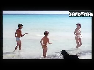 Valeria Golino Beach , Outdoor scene in Respiro (2002) 13