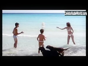 Valeria Golino Beach , Outdoor scene in Respiro (2002) 14