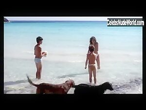 Valeria Golino Beach , Outdoor scene in Respiro (2002) 19