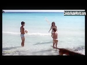 Valeria Golino Beach , Outdoor scene in Respiro (2002) 20