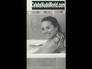 Helena Coelho Nude na banheira 13