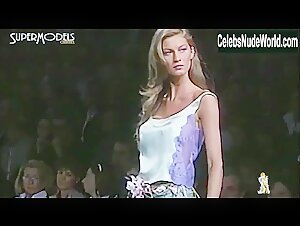 gisele bundchen sexy, nipslip in the catwalk (2000) 1