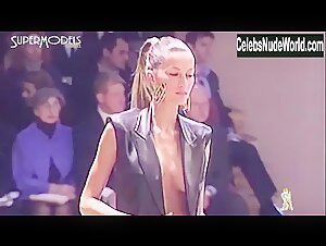 gisele bundchen sexy, nipslip in the catwalk (2000) 10