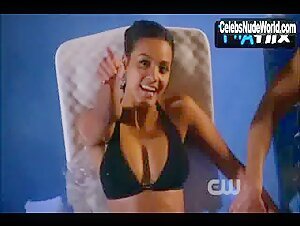 Jessica Lucas sexy in Melrose Place 15