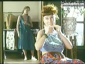 Aitana Sánchez-Gijón Nude, breasts scene in Bajarse al moro (1989) 8
