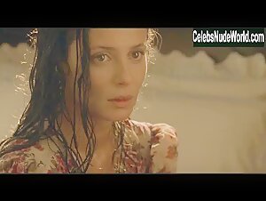 Aitana Sanchez-Gijon Brunette , Latina In A Walk in the Clouds (1995) 8