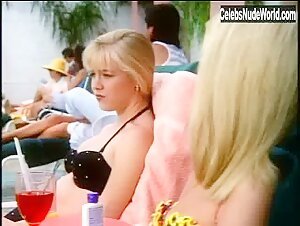 Tori Spelling bikini, Sexy scene in Beverly Hills, 90210 (1990-2000) 16