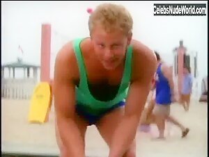 Tori Spelling bikini, Sexy scene in Beverly Hills, 90210 (1990-2000) 9
