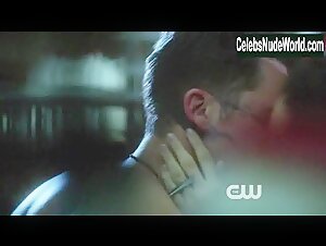 Chelsea Gilligan Kissing , Cleavage scene in Star-Crossed (2014) 3