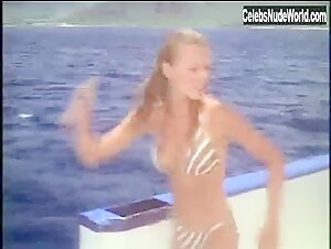 Cheryl Ladd Sexy, bikini scene in Charlie's Angels (1976-1981) 10