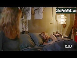 Eliza Taylor, Jessica Harmon lesbian, Sexy scene in The 100 (2014-2020) 3
