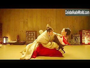 Jo Yeo-jeong butt, breasts scene in The Concubine (2012) 10