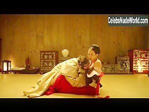 Jo Yeo-jeong butt, breasts scene in The Concubine (2012) 11
