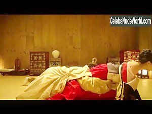 Jo Yeo-jeong butt, breasts scene in The Concubine (2012) 13