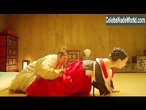 Jo Yeo-jeong butt, breasts scene in The Concubine (2012) 3