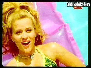 Jessica Cauffiel bikini, Sexy scene in Legally Blonde (2001) 1