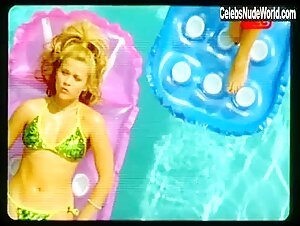 Jessica Cauffiel bikini, Sexy scene in Legally Blonde (2001) 14