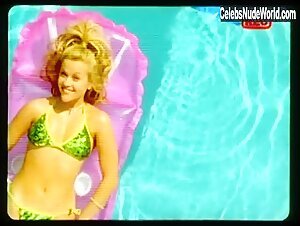 Jessica Cauffiel bikini, Sexy scene in Legally Blonde (2001) 19