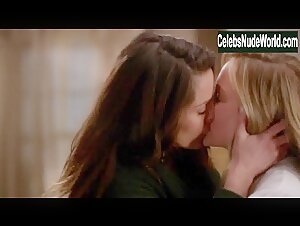 Jessica Capshaw, Stefania Spampinato Lesbian , Kissing scene in Grey's Anatomy (2005-2021) 4