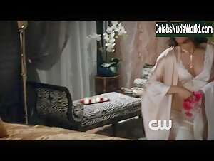 Lindsey Gort, Freema Agyeman Sexy, lesbian scene in The Carrie Diaries (2013-2014) 2