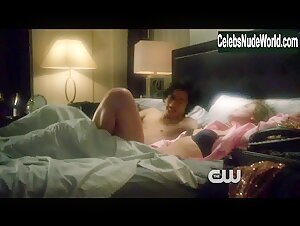 Melissa Roxburgh underwear, Sexy scene in The Tomorrow People (2014) 2