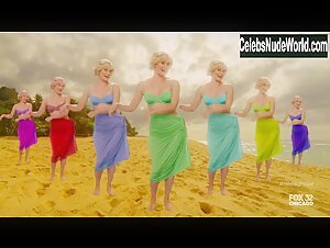 Martha Plimpton bikini, Sexy scene in Raising Hope (2014) 6