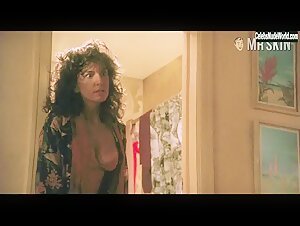 Mercedes Ruehl Sexy scene in The Fisher King (1991) 17