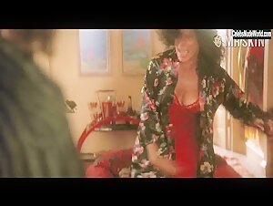 Mercedes Ruehl underwear, Sexy scene in The Fisher King (1991) 4
