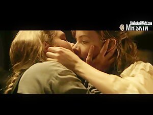 Christiane Seidel, Merritt Wever lesbian, Sexy scene in Godless (2017) 3