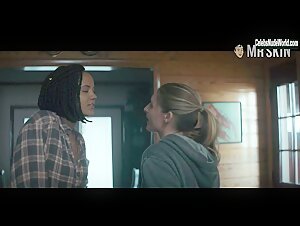 Maria Sten, Kelly Walker lesbian, Sexy scene in Swamp Thing (2019) 7