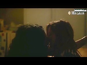 Grace Gummer, Roberta Colindrez Sexy, lesbian scene in Mr. Robot (2015-2019) 11