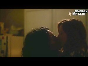 Grace Gummer, Roberta Colindrez Sexy, lesbian scene in Mr. Robot (2015-2019) 15