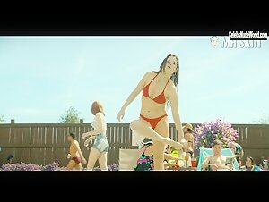 Grace Gummer Sexy, bikini scene in Dr. Death (2021) 11