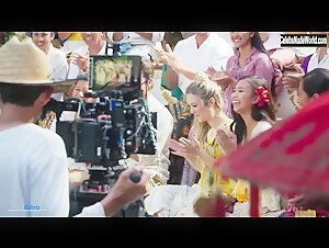 Kaitlyn Dever, Billie Lourd & Julia Roberts in Ticket to Paradise (2022) scene 1 11