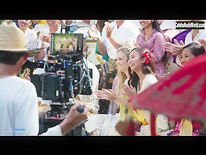 Kaitlyn Dever, Billie Lourd & Julia Roberts in Ticket to Paradise (2022) scene 1 12