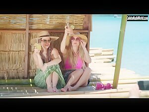 Kaitlyn Dever, Billie Lourd & Julia Roberts in Ticket to Paradise (2022) scene 1 2
