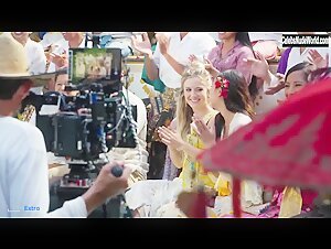 Kaitlyn Dever, Billie Lourd & Julia Roberts in Ticket to Paradise (2022) scene 1 8