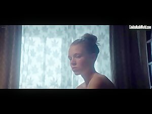 Kristina Kucherenko, Anya Patokina in Bad Daughter (2020)  6