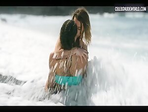 Amaia Aberasturi, Begoña Vargas kissing, beach scene in Welcome to Eden (2022-) 3