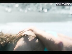 Amaia Aberasturi, Begoña Vargas kissing, beach scene in Welcome to Eden (2022-) 5