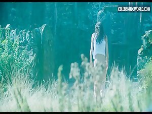 Emma Corrin bush, Nude scene in Lady Chatterley's Lover (2022) 4