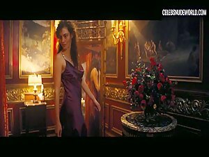 Phoebe Tonkin Peeing, Nightgown scene in Babylon (2022) 3