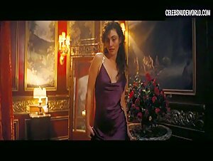 Phoebe Tonkin Peeing, Nightgown scene in Babylon (2022) 5