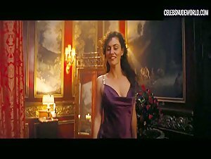 Phoebe Tonkin Peeing, Nightgown scene in Babylon (2022) 6