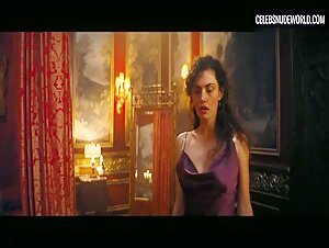 Phoebe Tonkin Peeing, Nightgown scene in Babylon (2022) 7