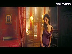 Phoebe Tonkin Peeing, Nightgown scene in Babylon (2022) 9
