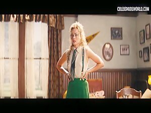 Margot Robbie Pokeys, Set scene in Babylon (2022) 18
