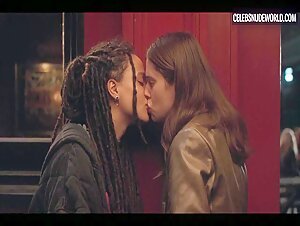 Alison Oliver, Sasha Lane lesbian, Sexy scene in Conversations with Friends (2022) 10