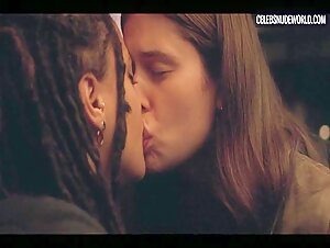 Alison Oliver, Sasha Lane lesbian, Sexy scene in Conversations with Friends (2022) 18